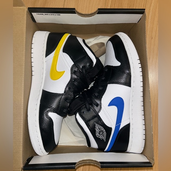 Jordan 1 Mid (Mulit-Colour Swoosh) GS - Picture 2 of 4